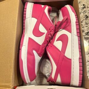 Pink Nike fushia dunks